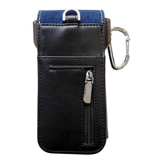 Pouzdro na šipky Cameo Acento Denim Das Bild zeigt ein elegantes Dart-Etui aus schwarzem Leder mit einem Reißverschlussfach. Am oberen Rand befindet sich ein Karabinerhaken und ein Einsatz aus dunkelblauem Denim-Stoff.