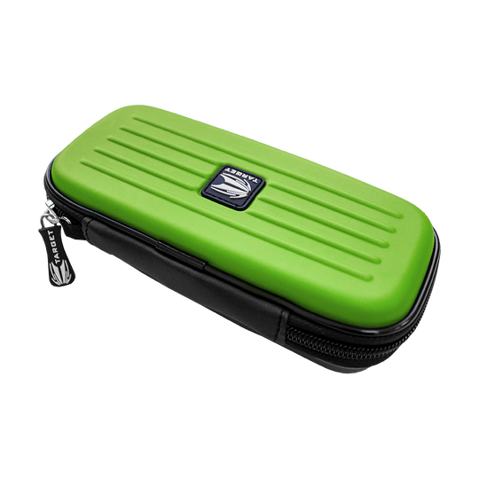 125827_Target_Takoma_Dartwallet_Gr-n_2 Das Bild zeigt ein Target Takoma Dartwallet in grüner Farbe. Das Etui hat ein robustes Design mit Reißverschluss und einem Target-Logo in der Mitte.