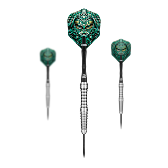 Das Bild zeigt drei Steeldarts des Produkts "Shot Tribal Weapon Toki". Die Flights haben ein auffälliges, grünes Maskendesign mit tribalem Muster.