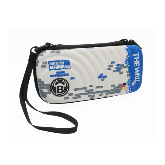 Pouzdro na šipky Bulls Orbis S Martin Schindler Das Bild zeigt das Produkt "Bulls Orbis S Martin Schindler Dartcase". Das Dartcase ist weiß mit einem Ziegelstein-Muster, einem blauen Bereich mit der Aufschrift "THE WALL" und besitzt einen schwarzen Trageriemen.