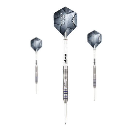 Ocelové šipky Unicorn Silver Star Var.2 Gary Anderson Auf dem Bild sind drei silberne Steeldarts mit schwarzen Flights zu sehen. Auf den Flights steht "Silver Star" und "Unicorn".