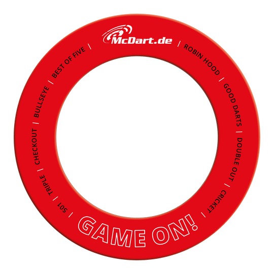 Hra McDart On Surround Auf dem Bild ist ein roter Dartboard-Surround mit weißen Schriftzügen zu sehen. Oben steht "McDart.de" und unten steht groß "GAME ON!".