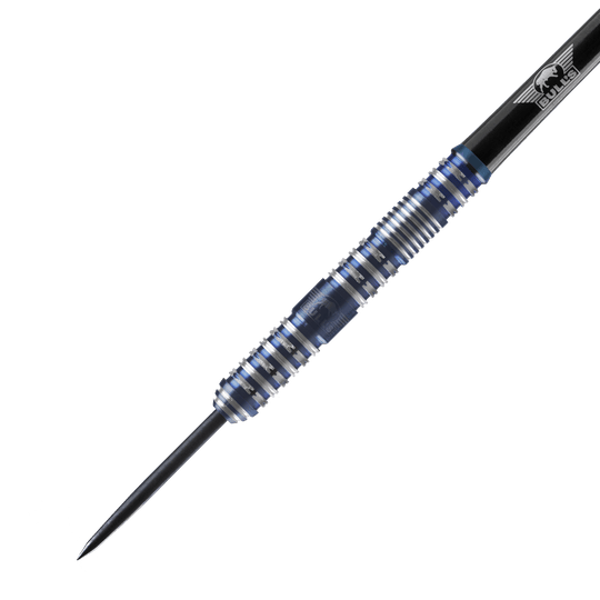 Bulls NL Silvian Steeldarts Das Bild zeigt einen Bulls NL Silvian Steeldart. Der Dartpfeil hat eine blaue und silberne Griffzone mit vielen Rillen für besseren Halt.