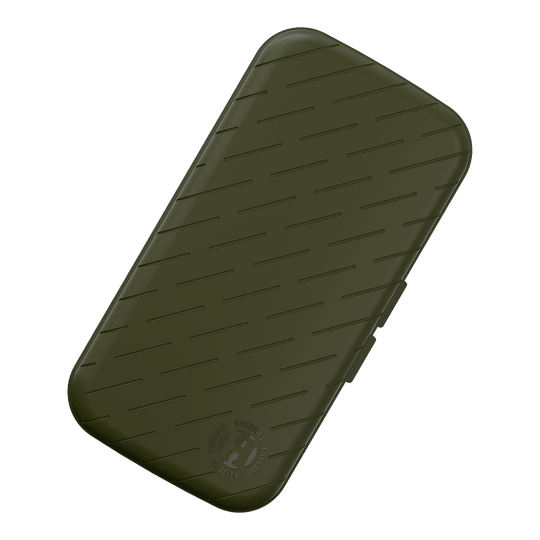 Pouzdro na šipky Harrows Slimcase Das Bild zeigt ein schlankes, grünes Etui mit leicht abgeschrägten Kanten und schrägen Linien als Muster. In der unteren Ecke befindet sich ein rundes Logo mit der Aufschrift "HARROWS ORIGINAL QUALITY PRODUCT".